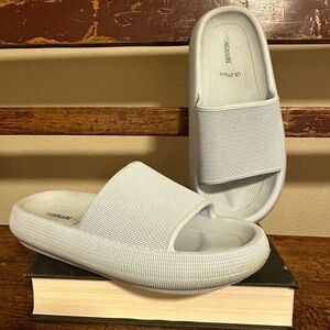 Cushionaire Feather Cloud Slide Light Gray Sandals